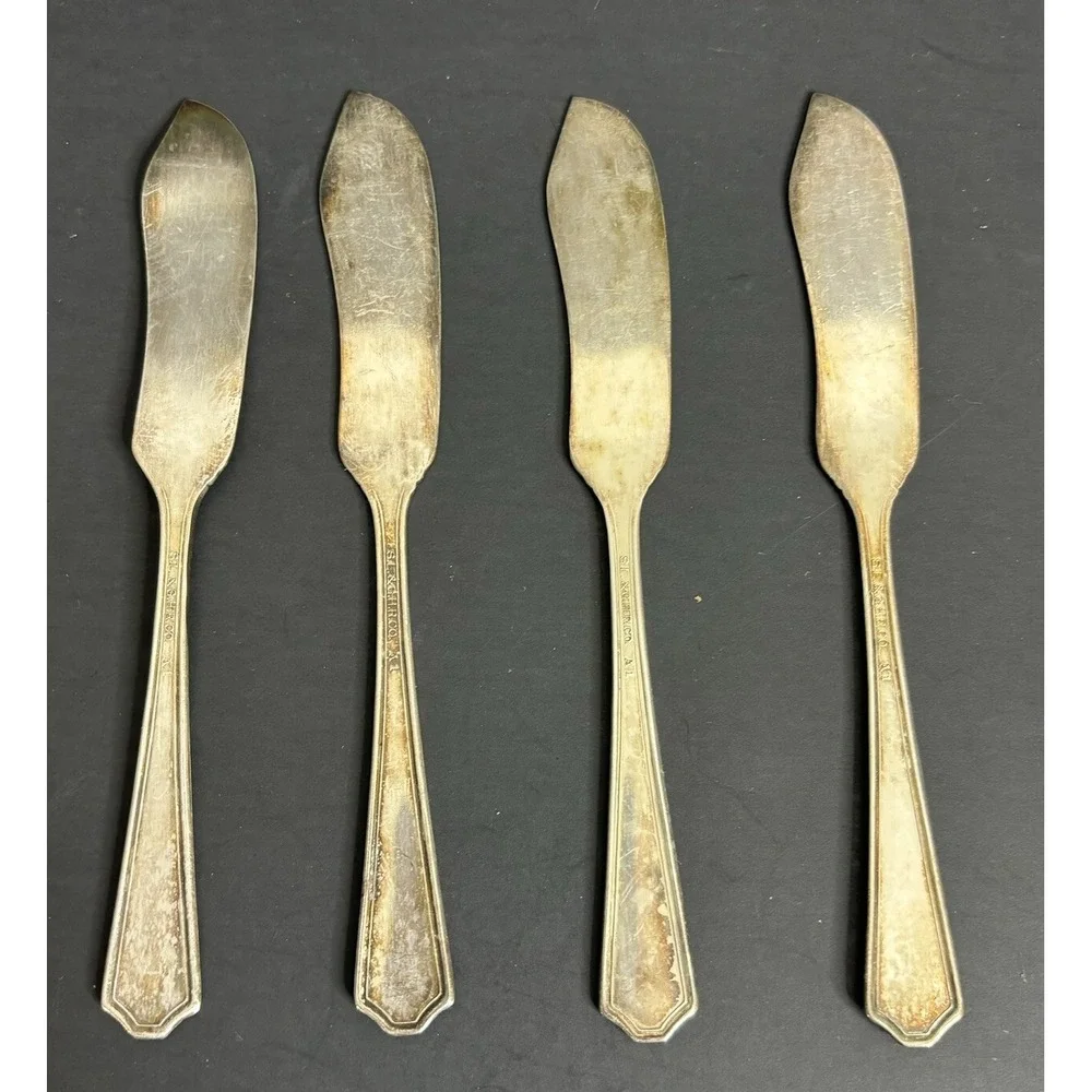 4 WM Rogers Mayfair Flat Handled Butter Spreaders Silver Plate International